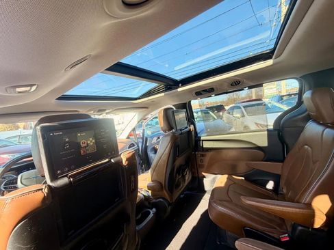Used 2017 Chrysler Pacifica Limited w/ UConnect Theater Package image 13