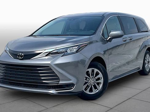 Used 2026 Toyota Sienna LE FWD image 1