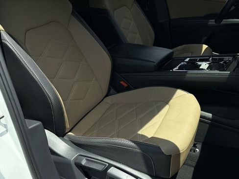 Used 2024 Volkswagen Atlas Cross Sport SE w/ Panoramic Sunroof Package FWD image 33