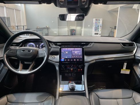 Certified 2025 Jeep Grand Cherokee L Limited w/ Black Appearance Package image 29