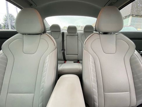 Used 2022 Hyundai Elantra Limited FWD image 28