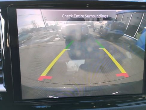 Used 2022 Chrysler Pacifica Touring-L image 6