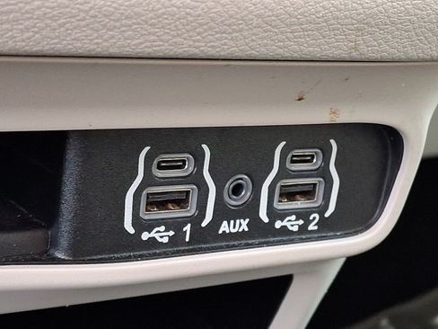 Used 2023 Chrysler Pacifica Touring-L FWD image 28