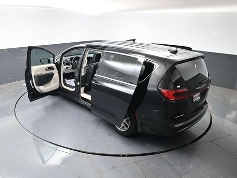 Used 2024 Chrysler Pacifica Touring-L FWD image 60