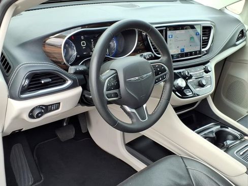 Used 2024 Chrysler Pacifica Limited FWD image 4