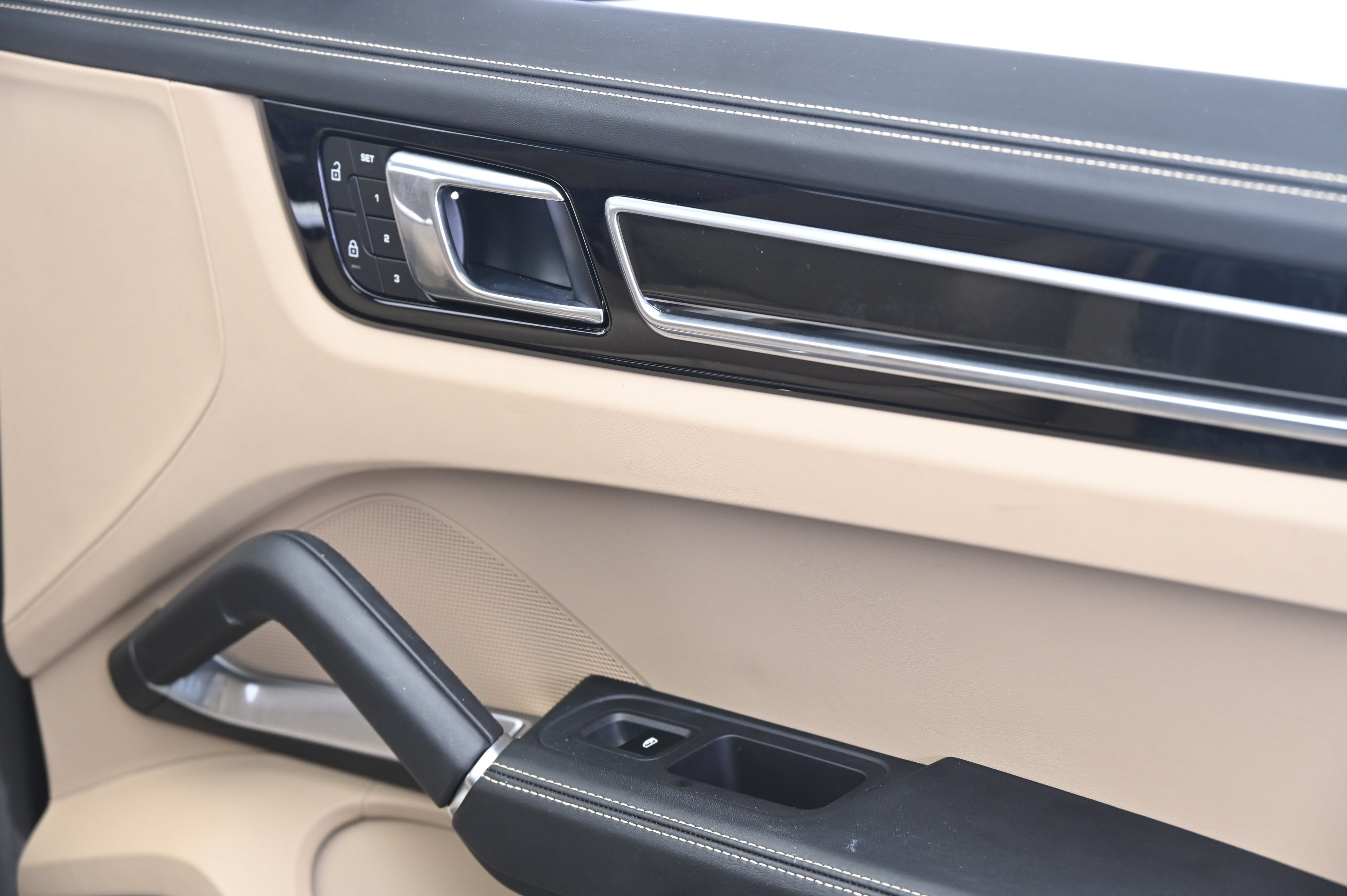 Certified 2023 Porsche Cayenne Turbo AWD/4WD image 21