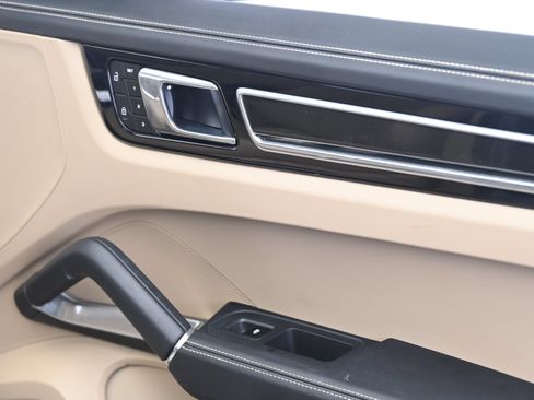 Certified 2023 Porsche Cayenne Turbo AWD/4WD image 21