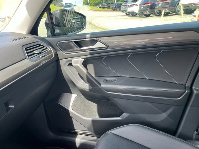 Used 2023 Volkswagen Tiguan SE FWD image 28