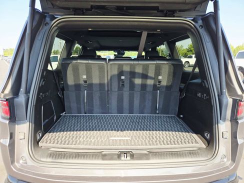 Used 2024 Jeep Wagoneer Series II w/ Convenience Group I AWD/4WD image 17