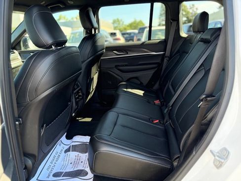 Used 2025 Jeep Grand Cherokee Limited AWD/4WD image 13
