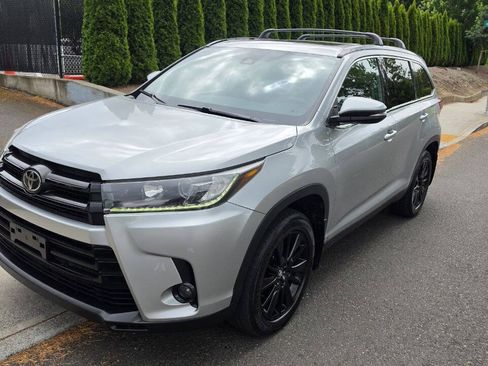 Used 2019 Toyota Highlander SE AWD/4WD image 1