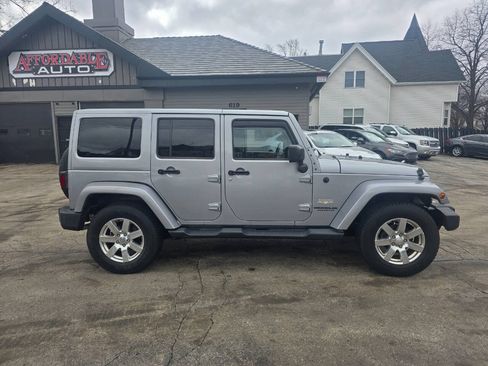 Used 2013 Jeep Wrangler Unlimited Sahara w/ Connectivity Group AWD/4WD image 3