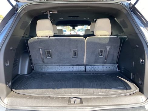 Used 2023 Chevrolet Traverse LS FWD image 17