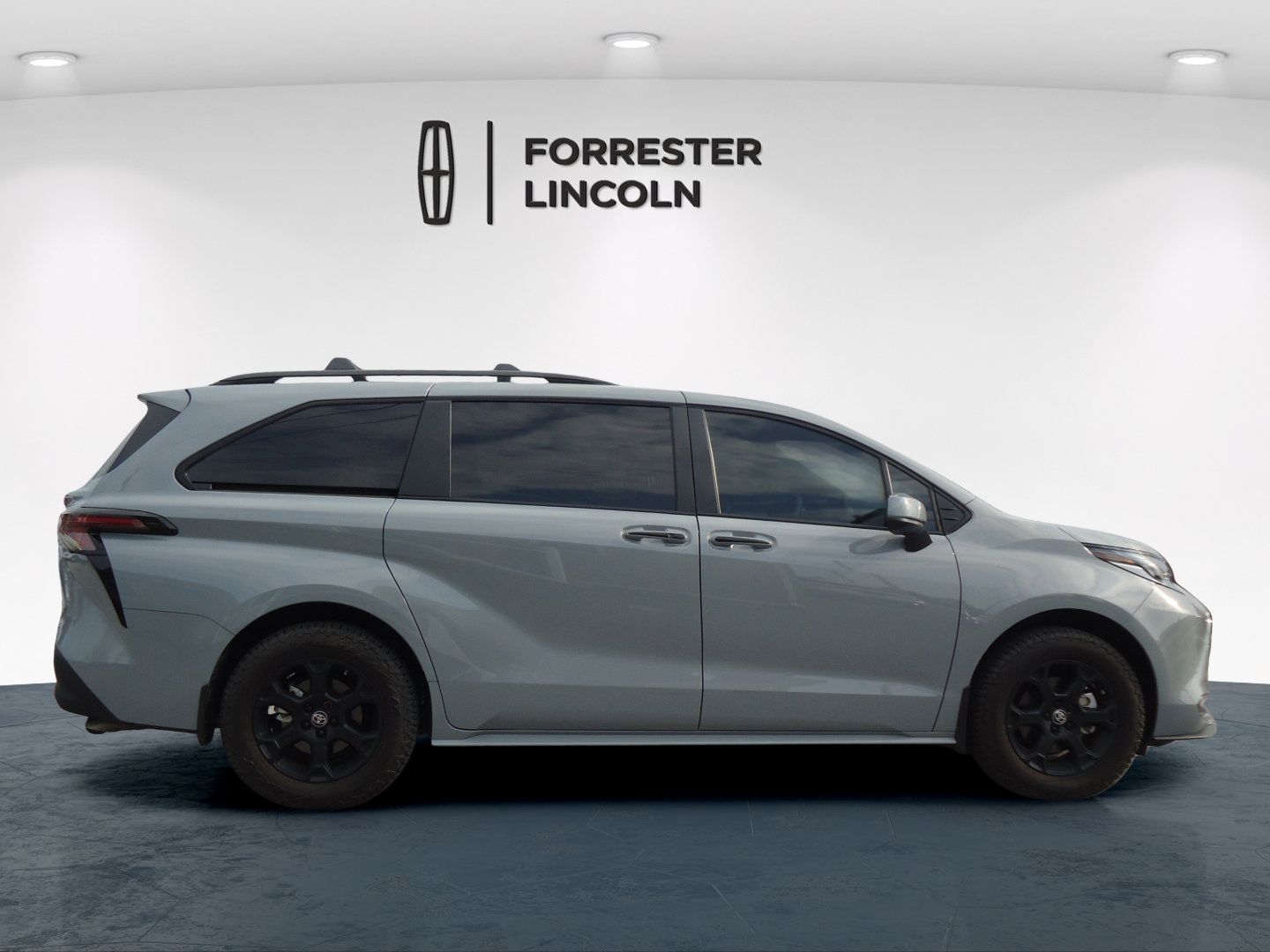 Used 2025 Toyota Sienna XLE Woodland Edition AWD/4WD image 2