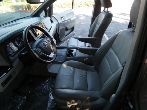 Used 2017 Toyota Sienna XLE image 57