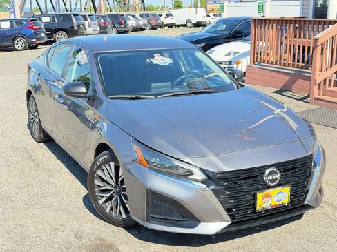 Used 2024 Nissan Altima 2.5 SV FWD image 2