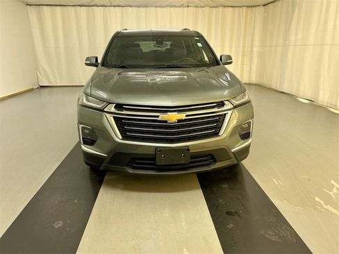 Used 2023 Chevrolet Traverse LT image 3