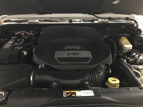 Used 2014 Jeep Wrangler Unlimited Sahara image 31