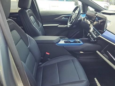 Used 2025 Chevrolet Equinox EV LT w/ Convenience Package II FWD image 3