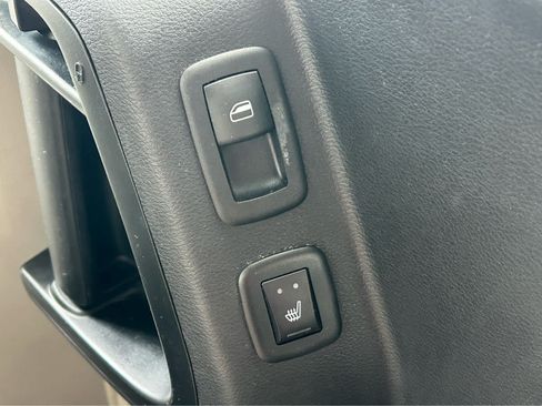 Used 2016 Chrysler Town & Country Touring-L FWD image 19