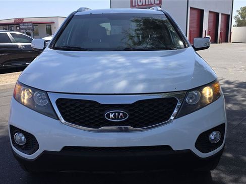 Used 2013 Kia Sorento LX w/ Convenience Pkg FWD image 2