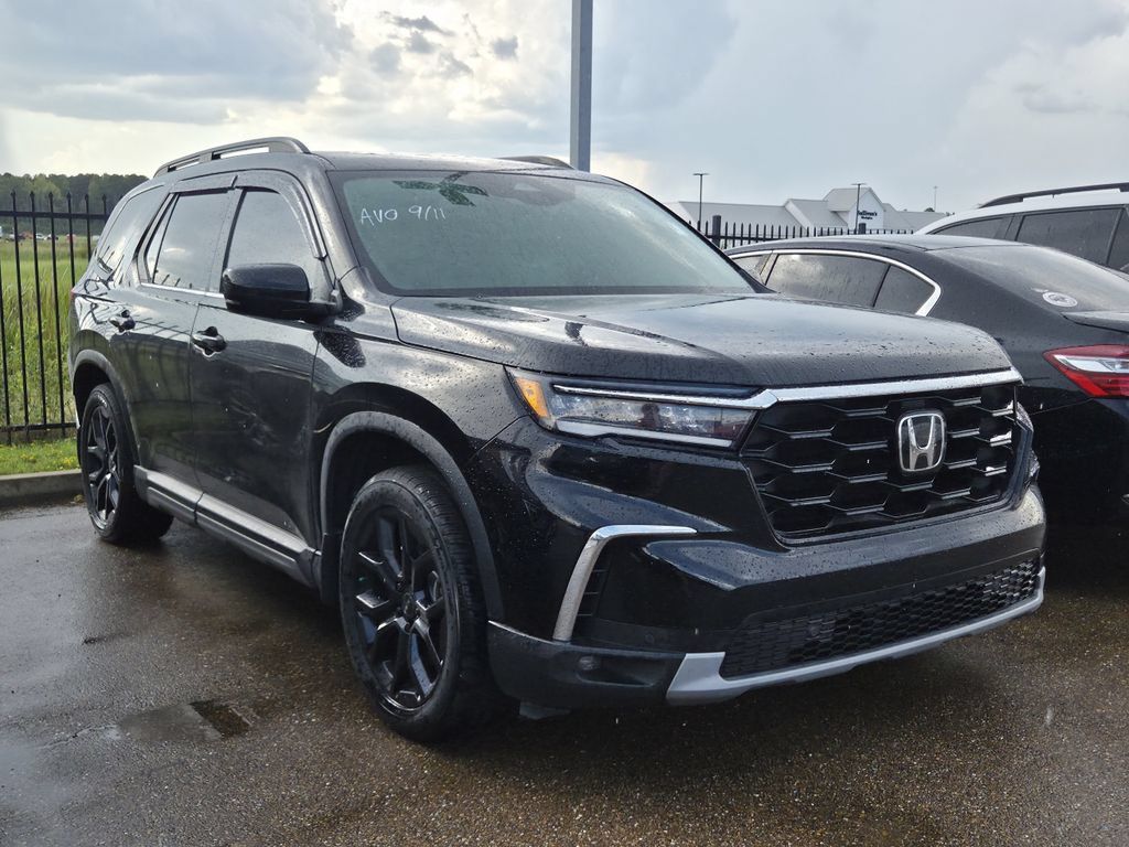 Used 2025 Honda Pilot Touring image 3