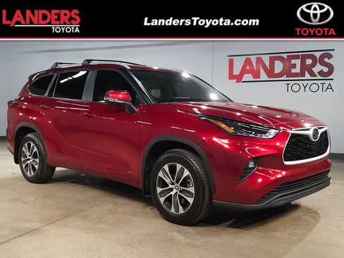 Certified 2024 Toyota Highlander XLE FWD image 1