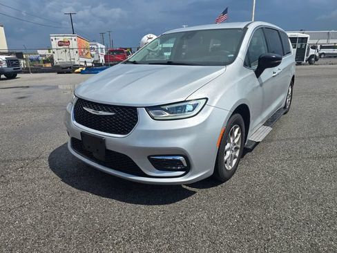 Used 2024 Chrysler Pacifica Touring-L FWD image 8