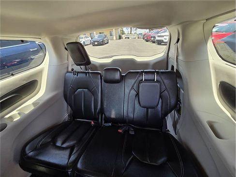 Used 2022 Chrysler Pacifica Touring-L FWD image 10