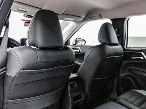 New 2025 Mitsubishi Outlander SE image 17