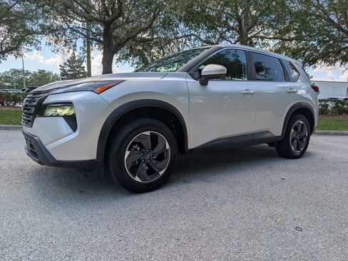 Used 2024 Nissan Rogue SV FWD image 3