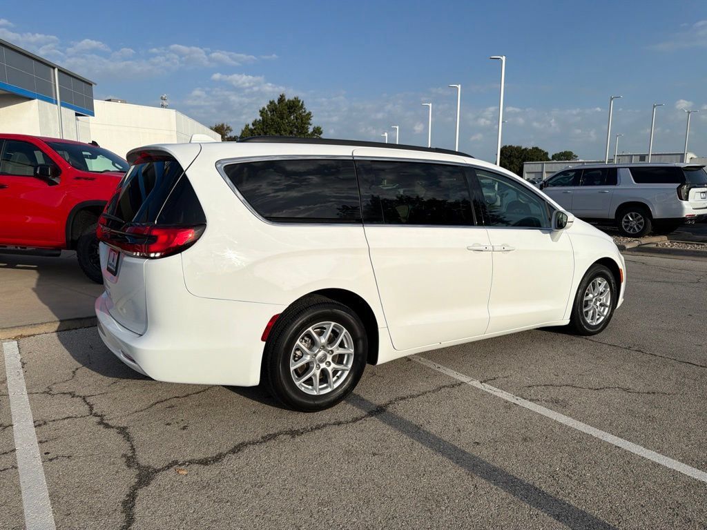 Used 2022 Chrysler Pacifica Touring-L FWD image 2