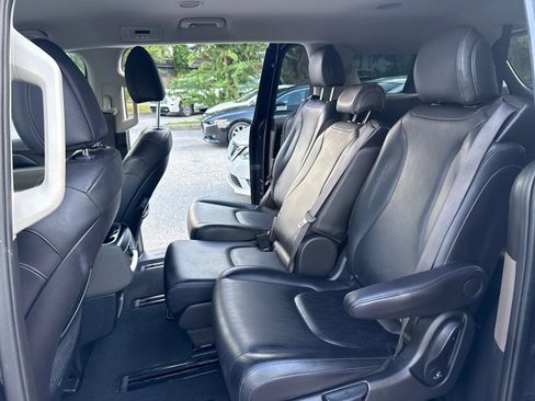 Used 2025 Kia Carnival FWD image 13