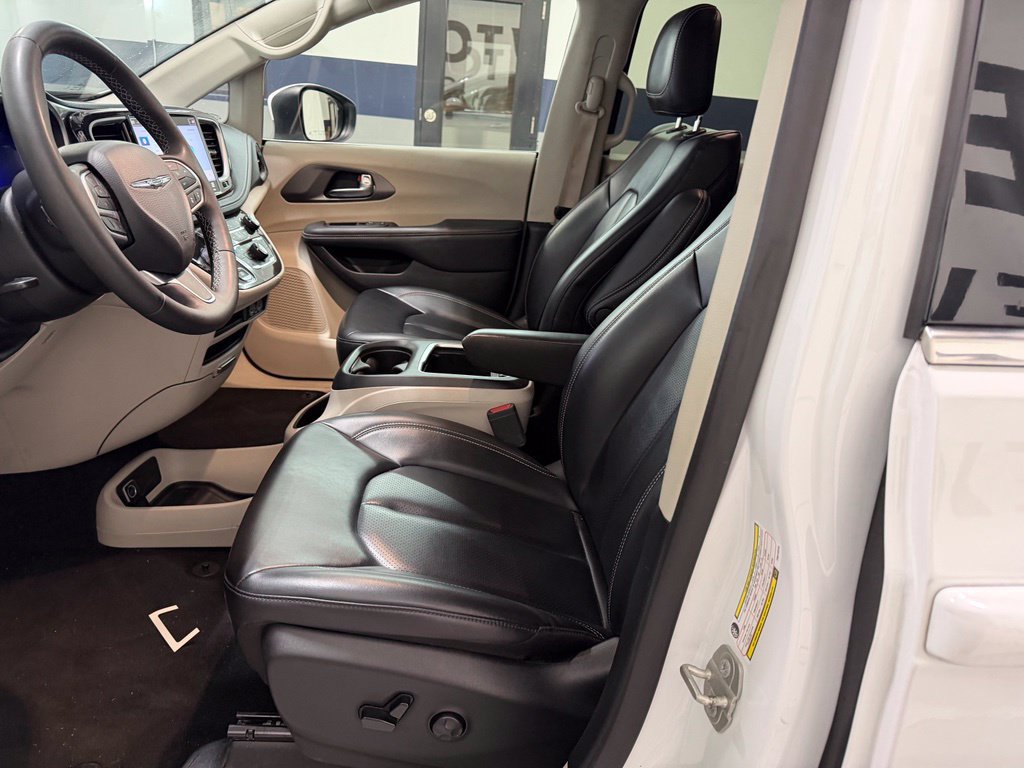Used 2023 Chrysler Pacifica Touring-L FWD image 16