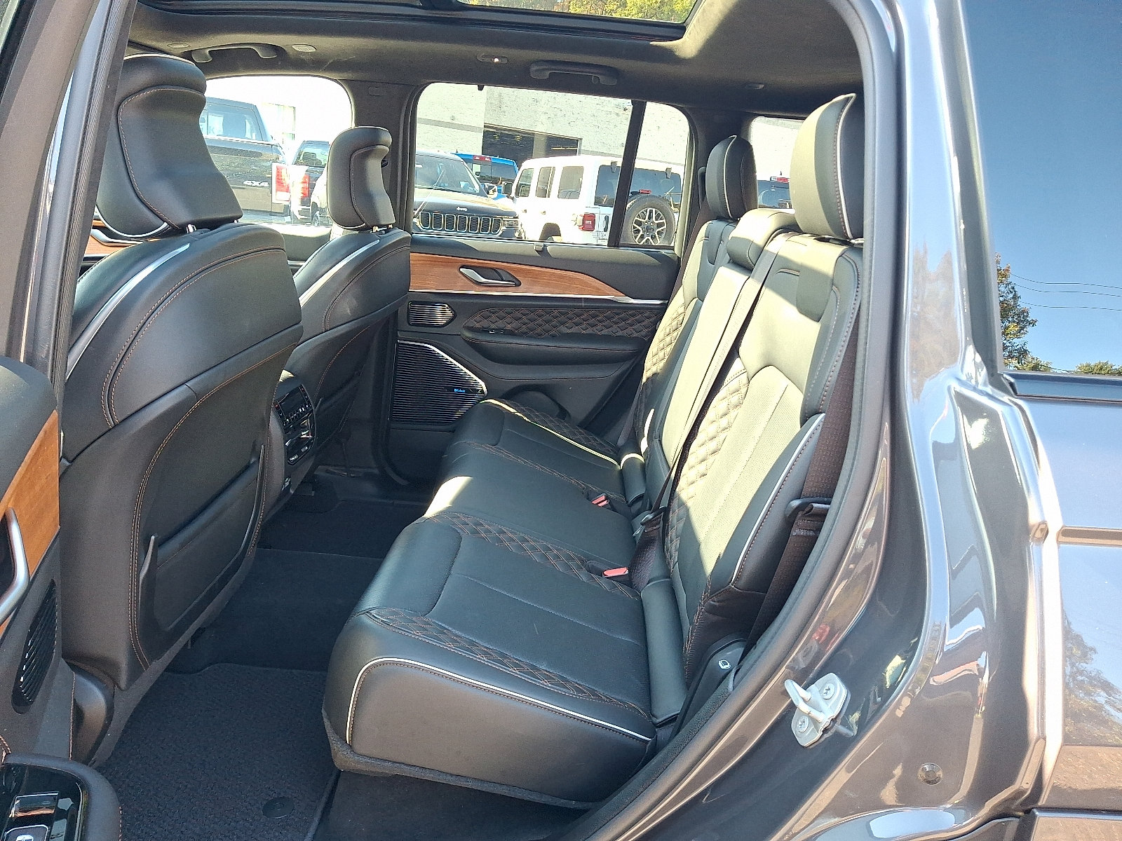 Used 2023 Jeep Grand Cherokee Summit AWD/4WD image 10