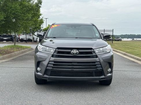 Used 2018 Toyota Highlander SE FWD image 2