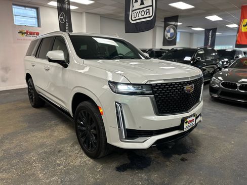 Used 2023 Cadillac Escalade Premium Luxury w/ Performance Package image 4