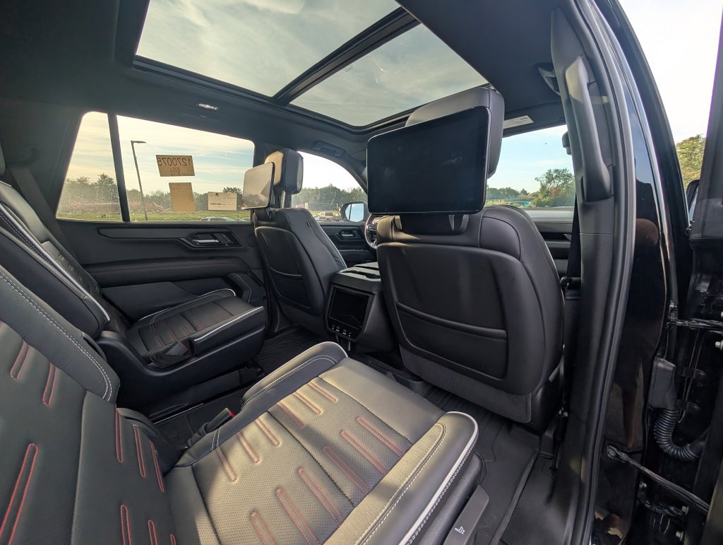 Used 2025 GMC Yukon AT4 Ultimate w/ LPO, Floor Liner Package AWD/4WD image 18