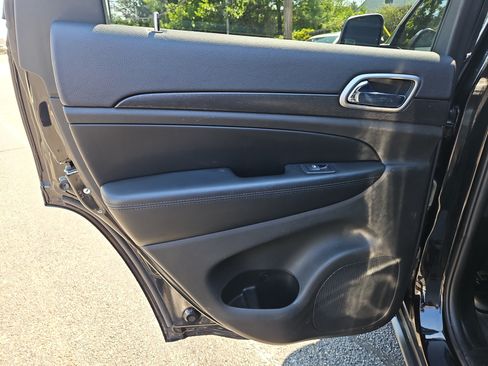 Used 2018 Jeep Grand Cherokee Laredo AWD/4WD image 17