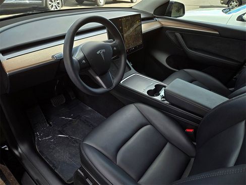 Used 2023 Tesla Model Y Long Range image 9