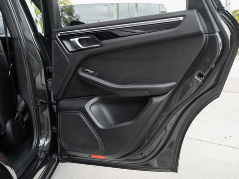Used 2022 Porsche Macan image 35