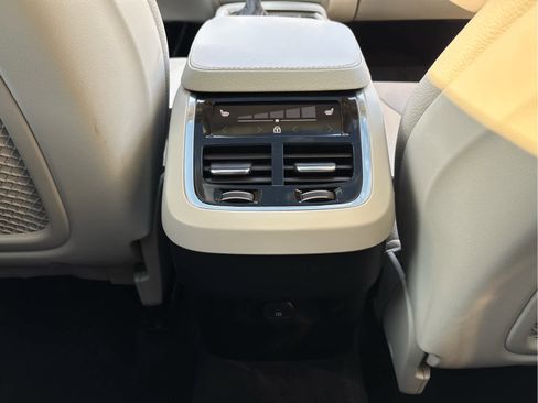 Used 2022 Volvo XC90 T5 Momentum image 12