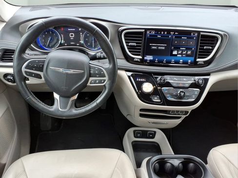 Used 2021 Chrysler Pacifica Touring-L FWD image 9