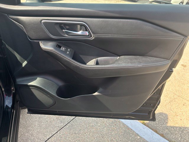 Used 2025 Nissan Rogue Platinum FWD image 13