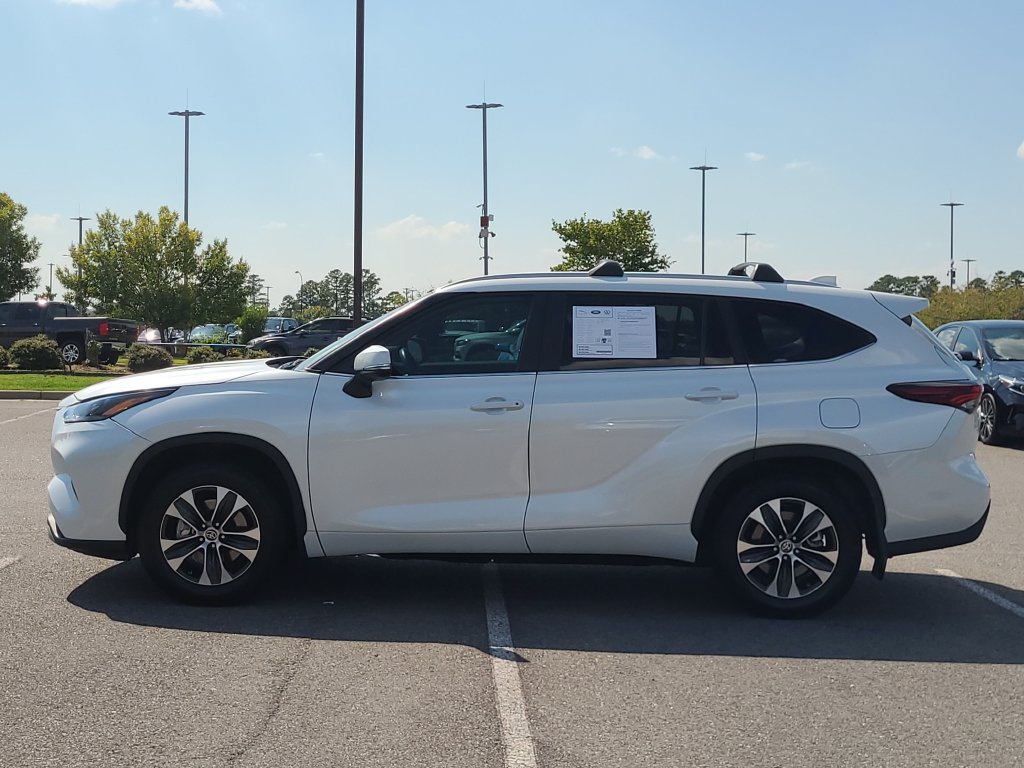 Used 2024 Toyota Highlander XLE FWD image 2