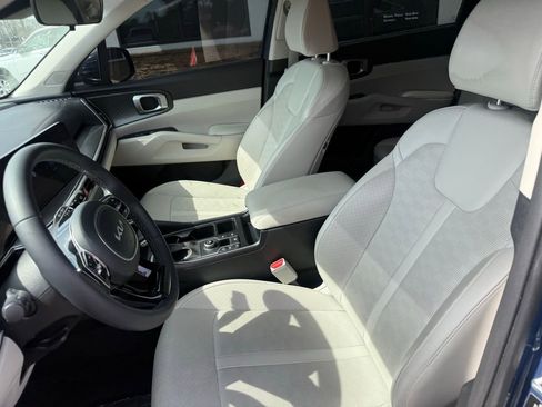 Used 2025 Kia Sorento S w/ Panoramic Sunroof Package image 3