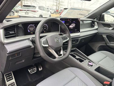 New 2026 Volkswagen Tiguan SE R-Line FWD image 10