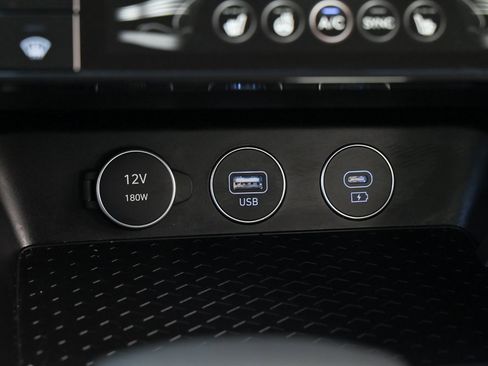 Used 2025 Genesis G70 2.5T image 26