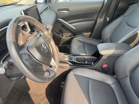 Used 2025 Toyota Corolla Cross XLE FWD image 9