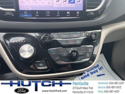 Used 2024 Chrysler Pacifica Touring-L FWD image 25